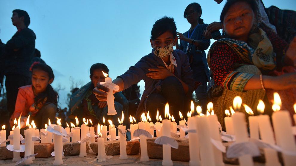 Varios niños de Nepal recuerdan a sus difuntos por el terremoto.