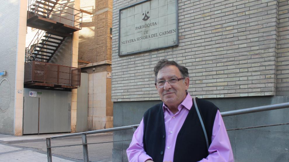Enrique Ruiz Burillo, ya jubilado, asiste como voluntario los martes a un grupo de autoayuda con pacientes alcohólicos.