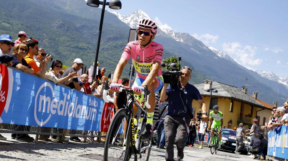 Contador salva la maglia rosa tras sobreponerse a una crisis