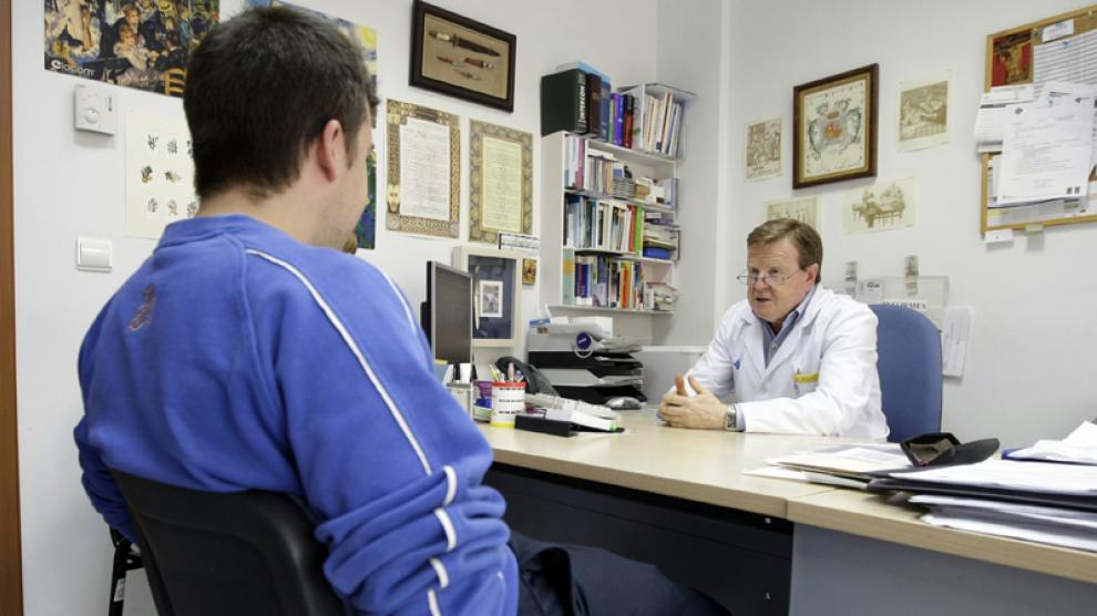 Un médico pasando consulta en el Centro de Salud de La Milagrosa