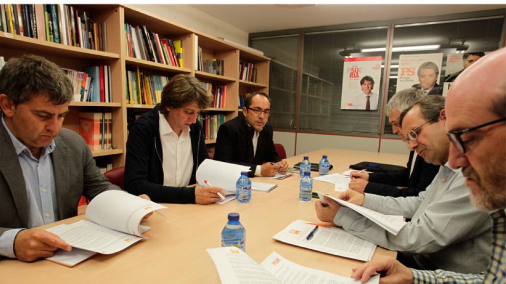 PSOE y C's se vieron este martes a las 17.00 horas en la sede socialista (arriba). Los populares se entrevistaron con Jesús de Lózar a las 18.30 horas.
