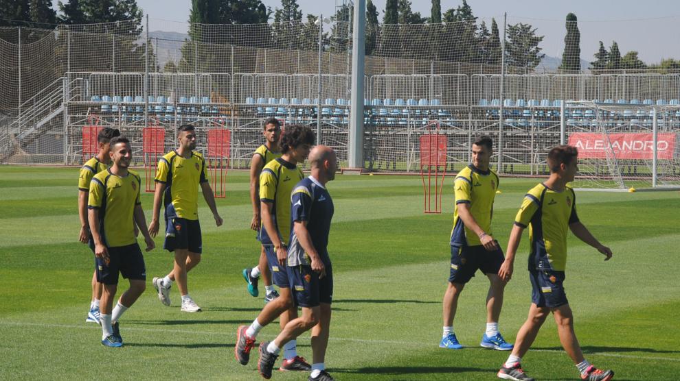 Los jugadores del Real Zaragoza, en el entrenamiento de este jueves