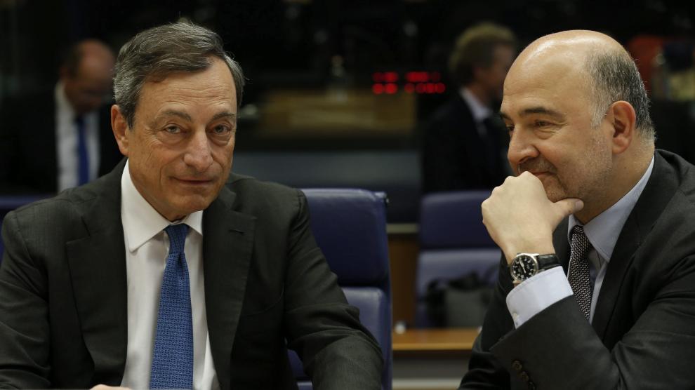 El presidente del Banco Central Europeo (BCE), Mario Draghi (i) y el comisario europeo de Asuntos Económicos y Monetarios, Pierre Moscovici.