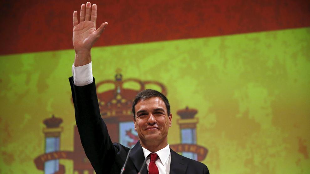 Pedro Sánchez con la bandera de España de fondo.