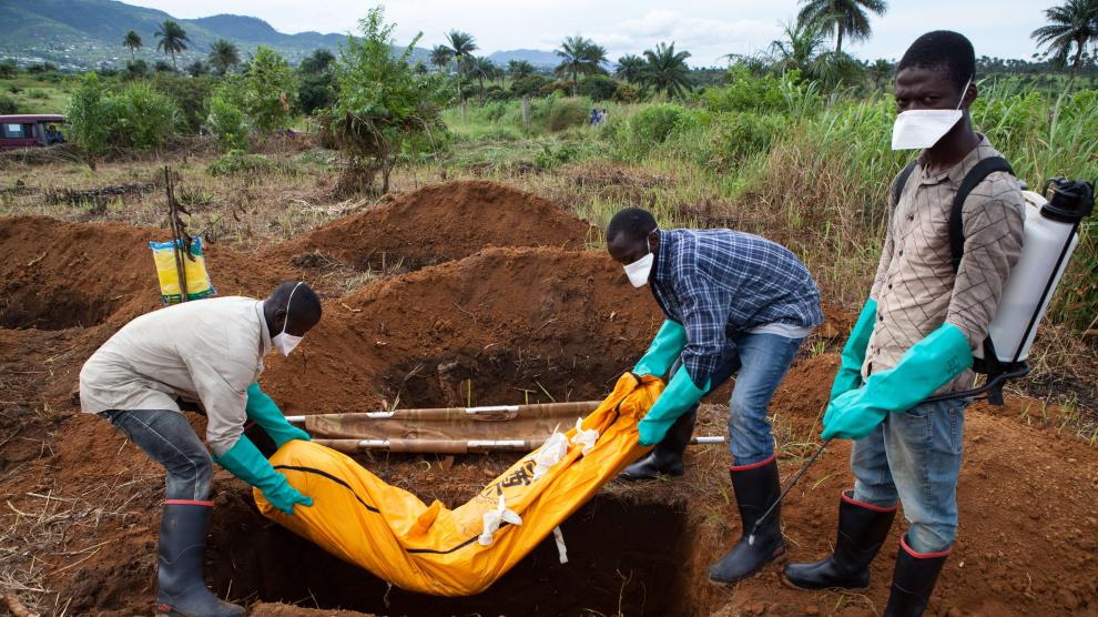 Varios voluntarios con el traje de seguridad entierran el cuerpo de un fallecido en Waterloo, al sureste de Freetown, en una imagen de archivo.
