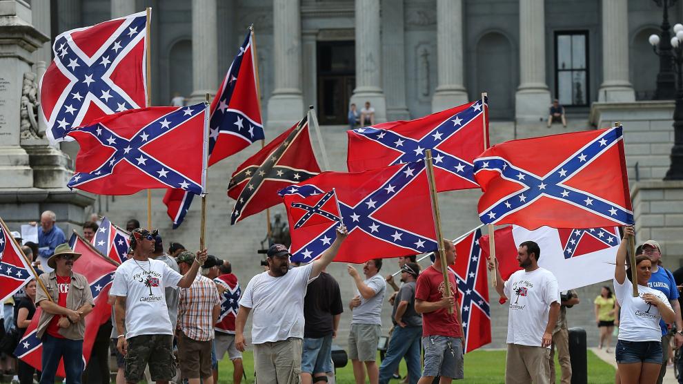 Varios protestantes a favor de la bandera confederada en Carolina del Sur.