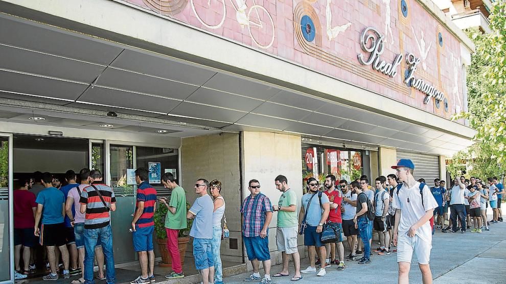 Cola en las oficinas del Real Zaragoza con aficionados que acudían a por entradas.
