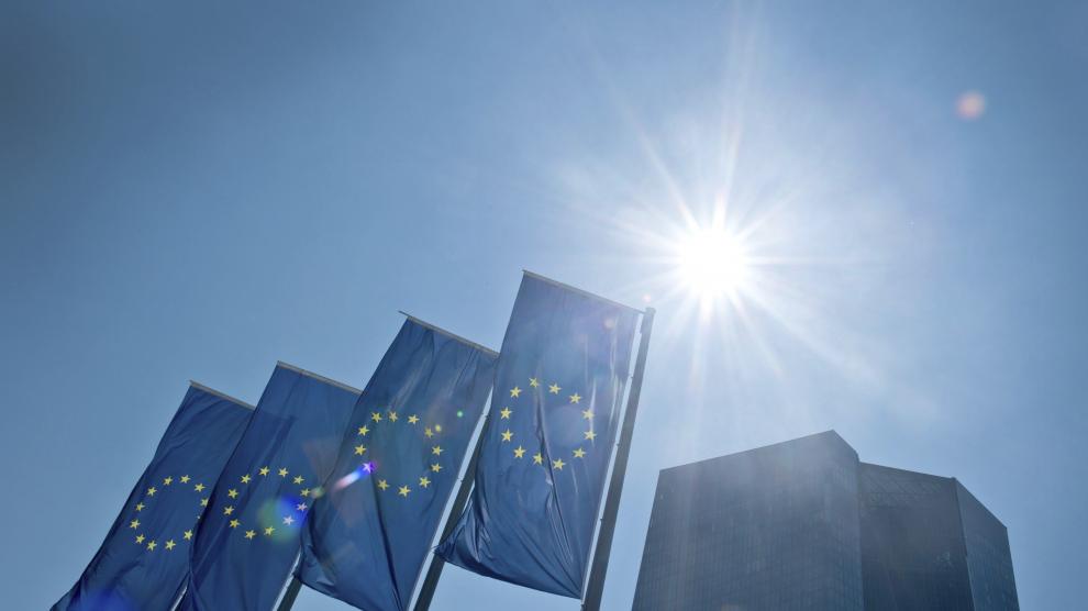 Banderas europeas ondean junto a la sede del Banco Central Europeo.
