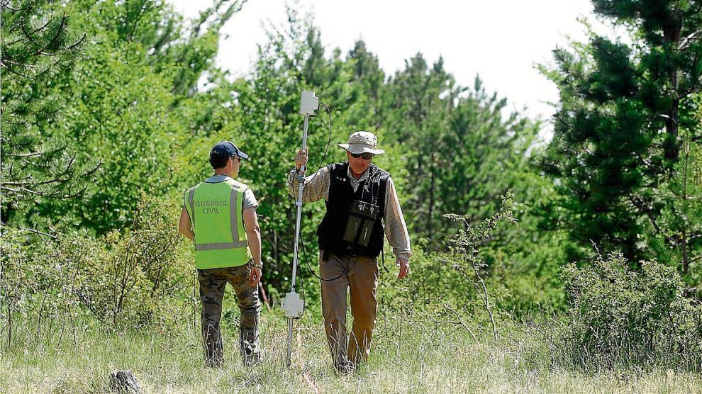 El empresario Luis Vial rastrea el Mont Ventoux junto a un guardia civil en junio de 2013.