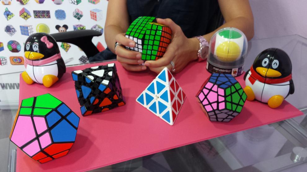 Una selección de algunos de los poliedros con los que Más ke cubos trabaja.