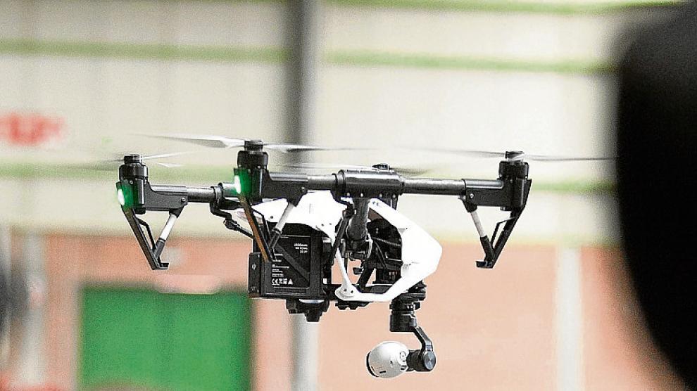 Un dron multirrotor sobrevuela la Feria de Zaragoza.