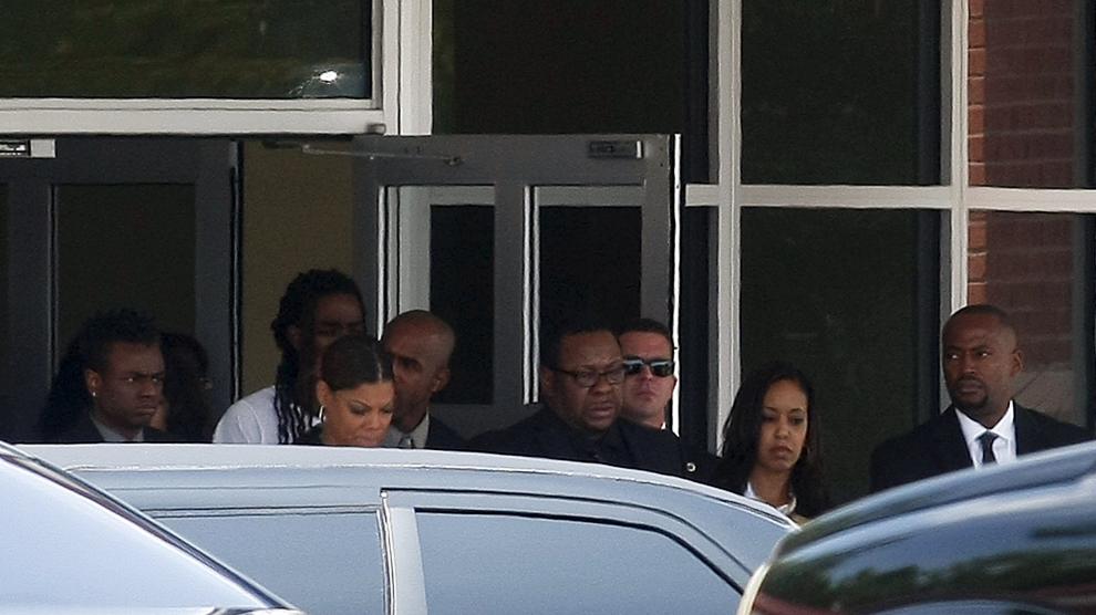 Bobby Brown a su llegada al funeral de su hija.