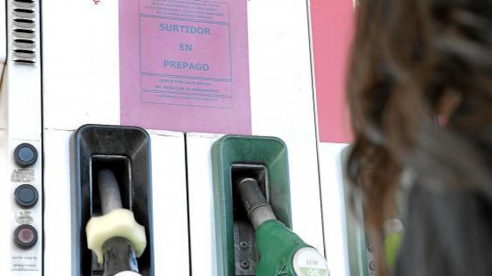 El gasóleo ya está por debajo del euro en 85 estaciones de Aragón