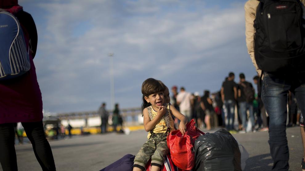 Una niña refugiada siria espera a su llegada al puerto del Pireo, en Atenas.
