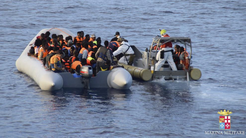 Rescatadas más de 800 personas que navegaban a la deriva en el mar Mediterráneo