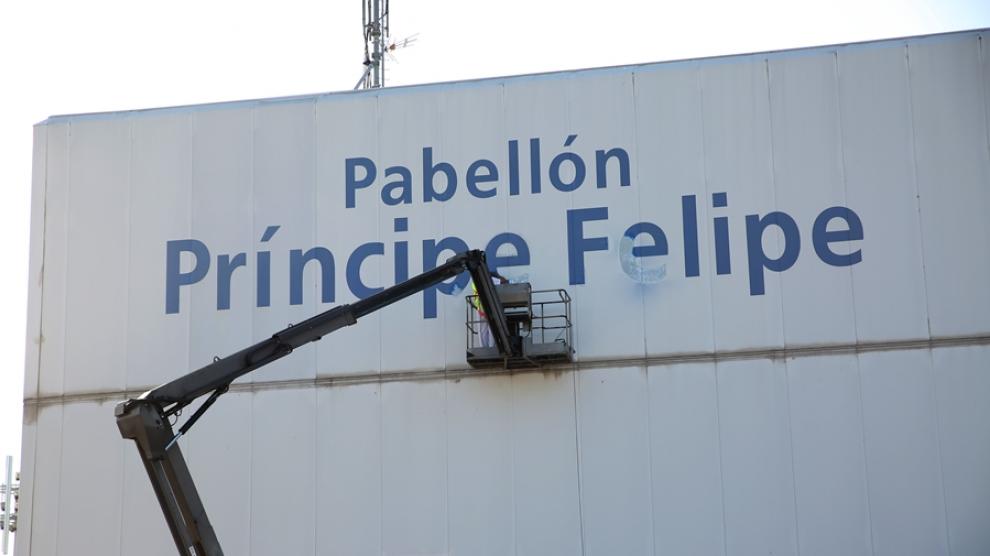 Operarios del Ayuntamiento de Zaragoza han empezado a borrar el nombre del pabellón Príncipe Felipe
