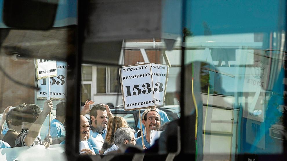 Protesta de los trabajadores de Tuzsa en agosto de 2013 por los 153 despidos.