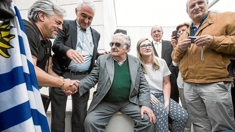 José Mujica, entre la multitud congregada en La Puebla de Albortón tras la inauguración de la plaza en homenaje a los Artigas.