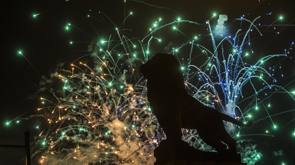 Los fuegos artificiales iluminan Zaragoza en una multitudinaria