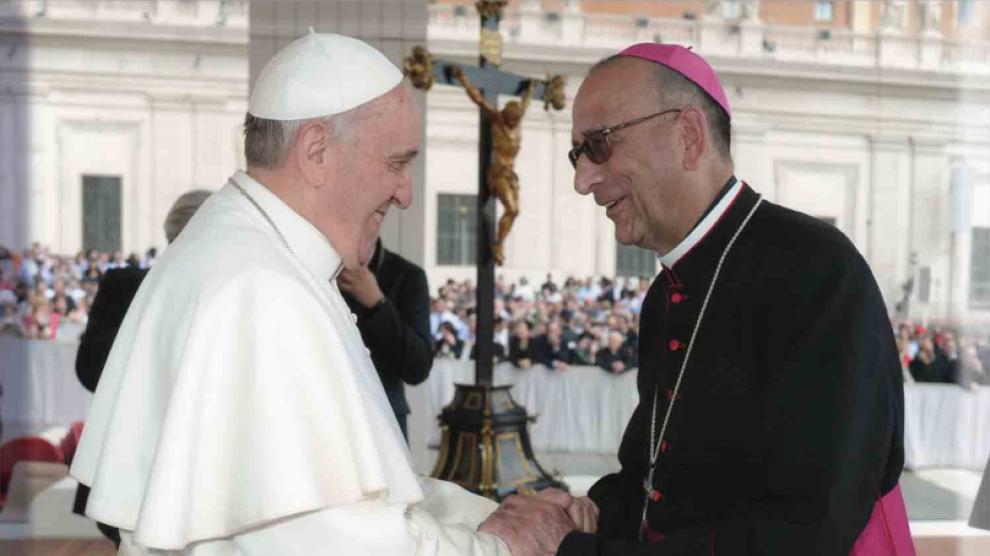 El papa Francisco saluda a Juan José Omella, en marzo de 2014.