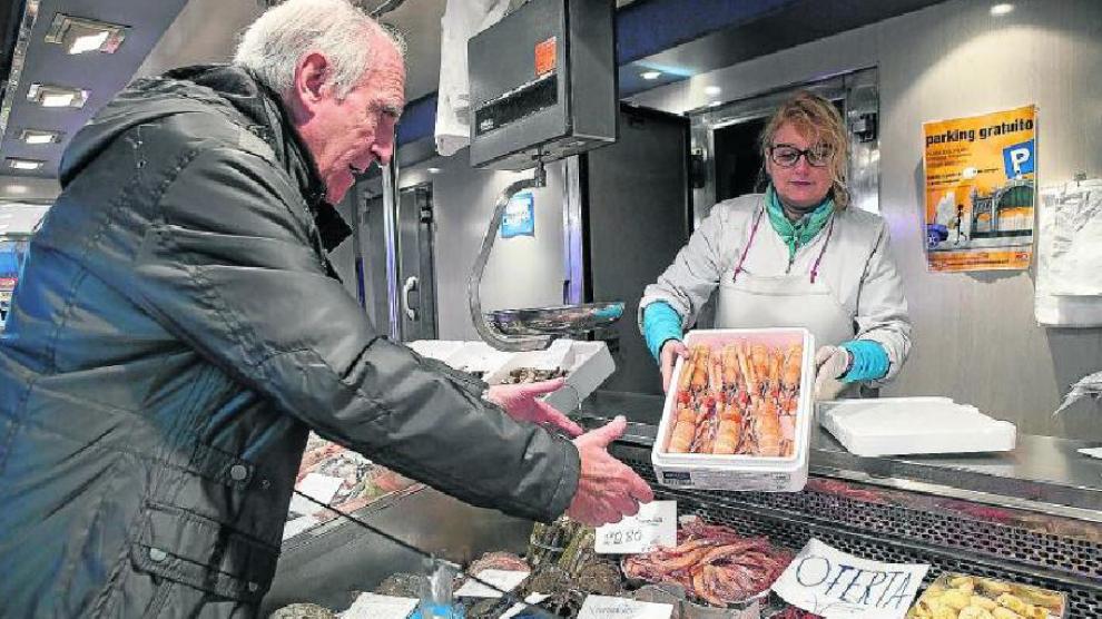 Un cliente observa el género en una pescadería del Mercado Central esta misma semana.