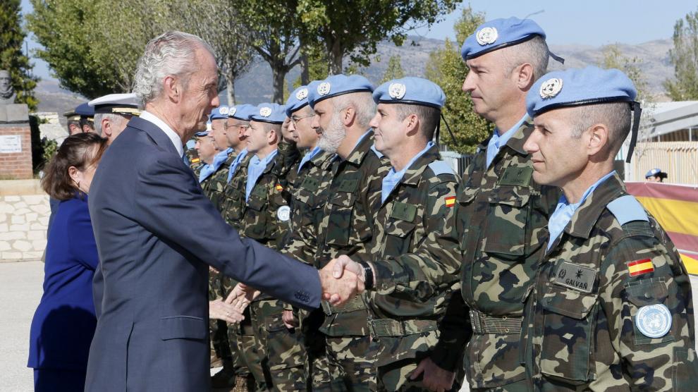 El ministro de Defensa, Pedro Morenés, visitó ayer las tropas españolas desplegadas en el sur del Líbano.