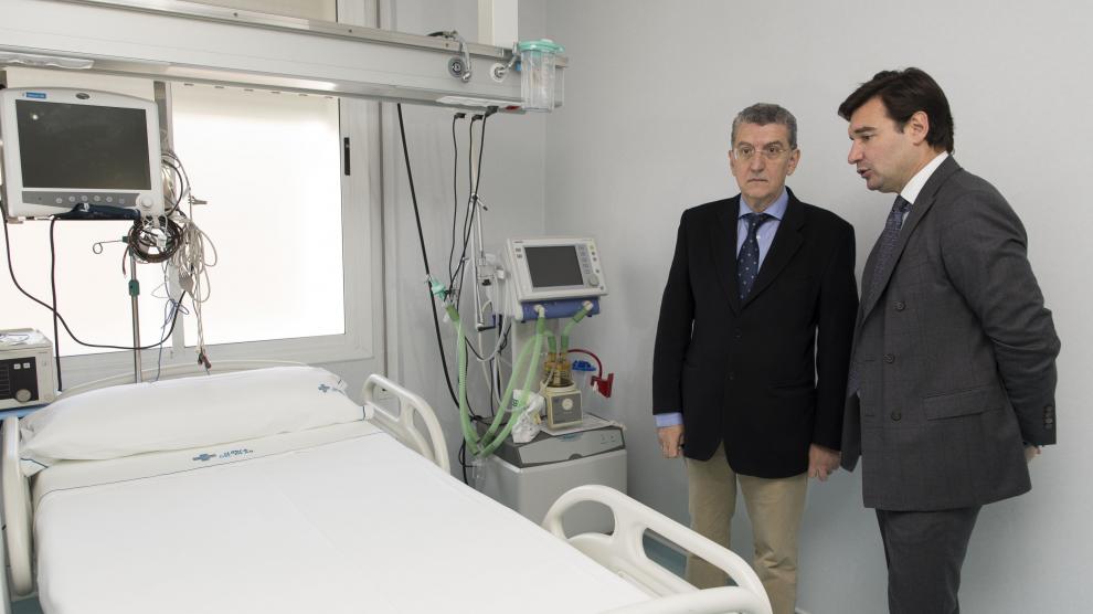 El consejero de Sanidad del Gobierno de Aragón, Sebastián Celaya, en su visita a las instalaciones de la Clínica del Pilar, en Zaragoza.