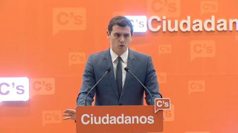 Rivera propone una mesa de negociación a tres bandas con PP y PSOE
