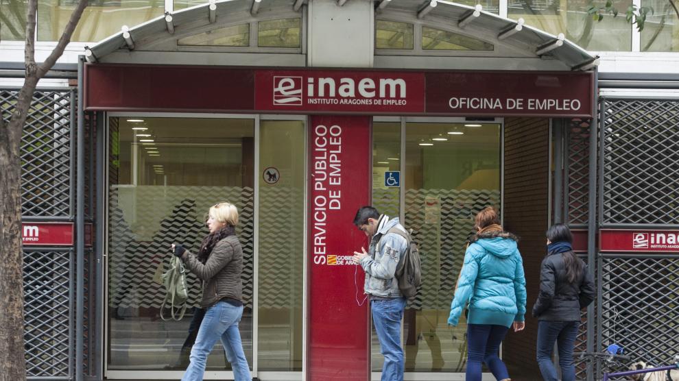 Varias personas, en la puerta de una oficina del Inaem en Zaragoza