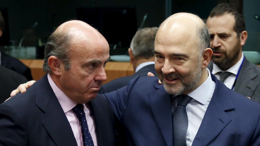 Pierre Moscovici a la derecha junto al Ministro de Economía, Luis de Guindos, en una foto de archivo.