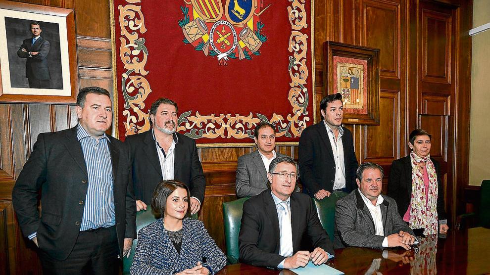 El Ayuntamiento, "en buenas manos". El alcalde de Teruel, Manuel Blasco, aprovechó su despedida arropado por los 7 concejales del PP para mostrar su respaldo al equipo de gobierno popular.