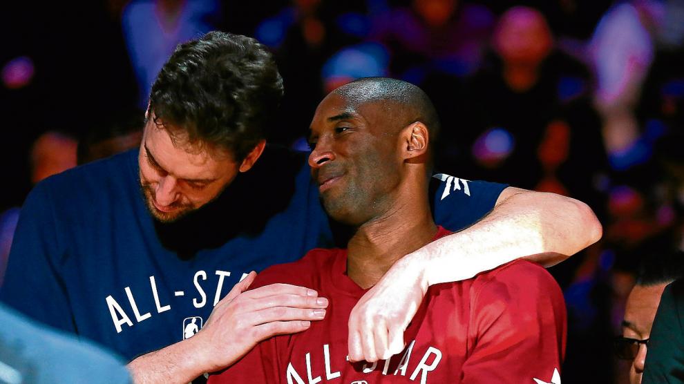 Pau Gasol abraza cariñosamente a Kobe Bryant en el homenaje que se le rindió al segundo en los preámbulos del All Star.