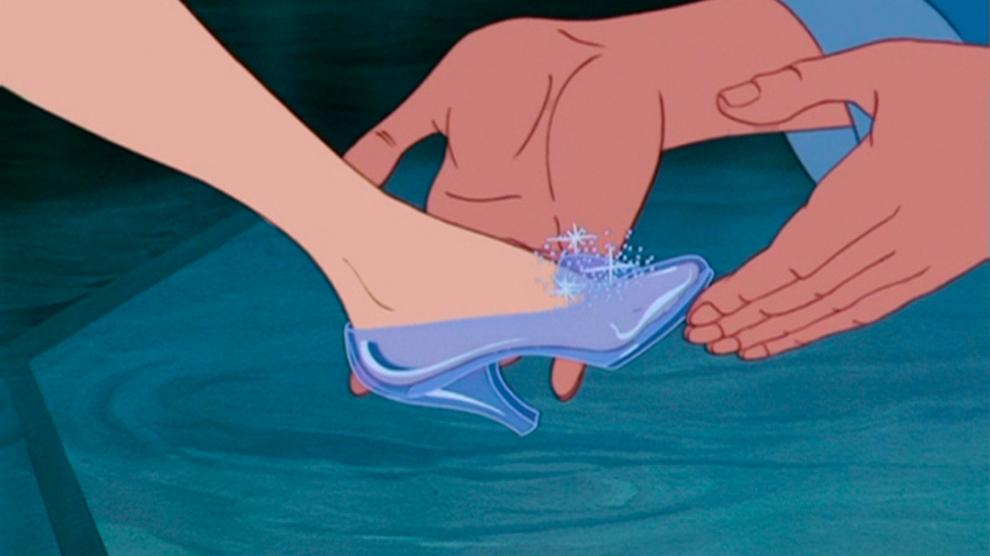 Cenicienta, mejor descalza Un estudio afirma que unos zapatos de cristal,  salvo que no tengan tacones, se romperían a la primera carrera