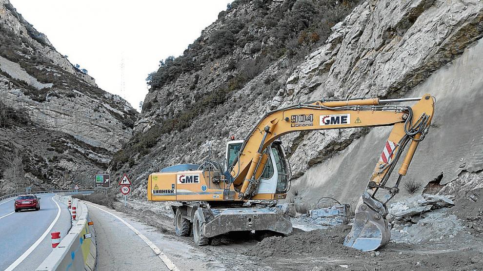 Una retroexcavadora prepara el acceso para iniciar las obras en paralelo a la N-330.