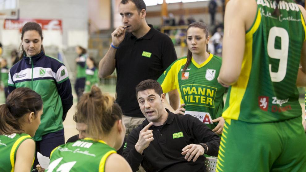 Victor Lapeña da instrucciones a sus jugadoras durante un partido