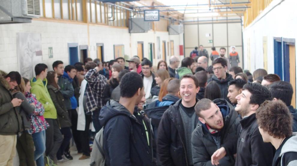 Asistentes a la entrega de premios a los ganadores del concurso de ideas del instituto Pirámide de Huesca