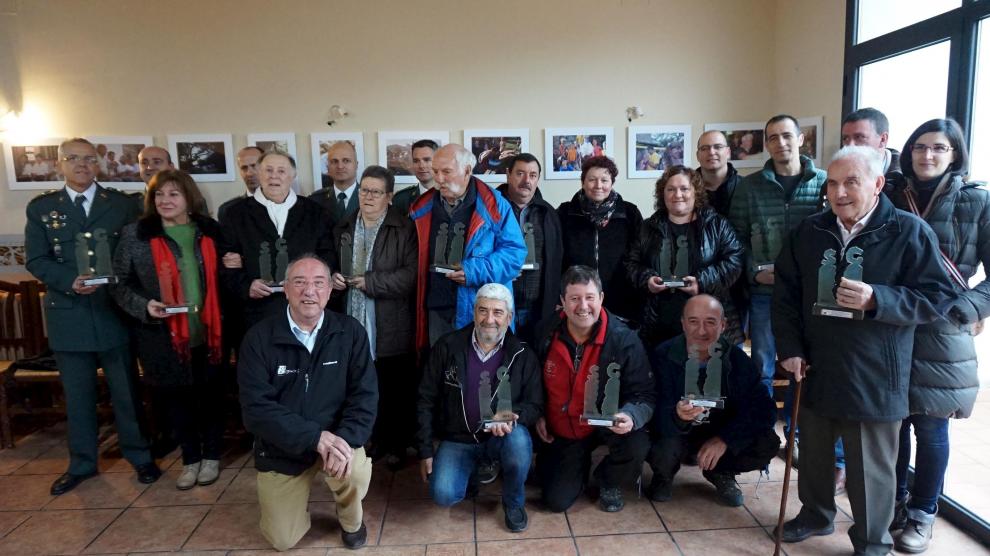 El grupo de pioneros del turismo de la zona que fueron homenajeados en Rodellar.