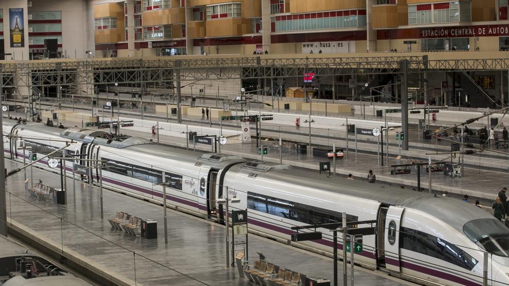Varios trenes, en la estación de Delicias de Zaragoza.