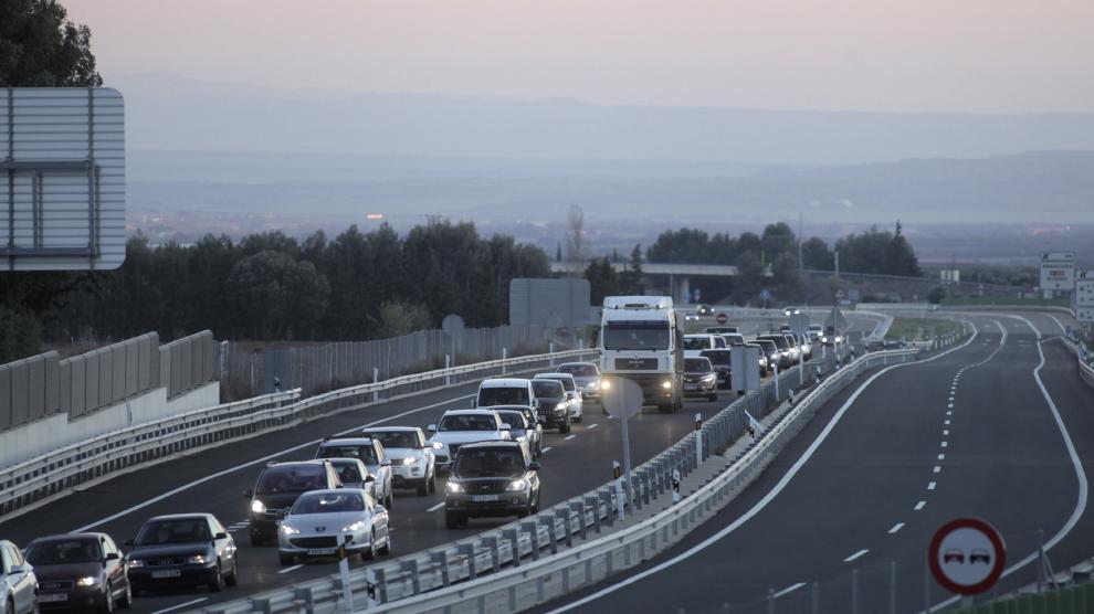 Retenciones y tráfico lento en las carreteras aragonesas durante la Semana Santa de 2017.