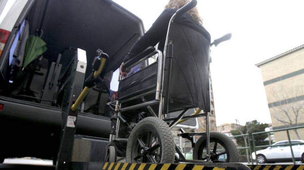 Persona discapacitada accediendo a un vehículo adaptado en una imagen de archivo