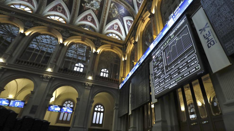La Bolsa Española vuelve a niveles de finales de febrero tras caer el 2,44 %.