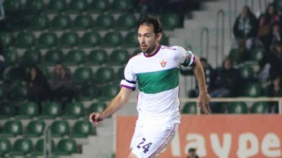 Lolo, exzaragocista ahora capitán del Elche, en un partido reciente con el equipo franjiverde en el estadio Martínez Valero.