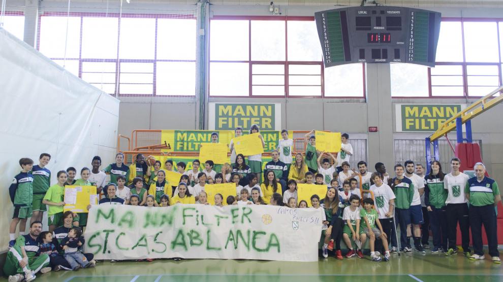 Las jóvenes promesas que han participado en el campus de baloncesto del Stadium Casablanca animaron ayer a las jugadoras.