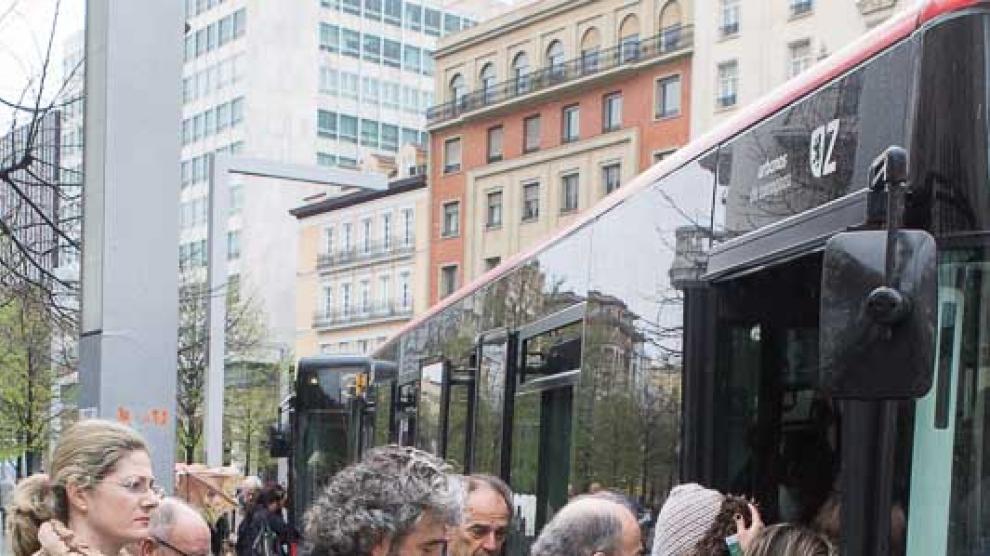 Usuarios del bus en Zaragoza