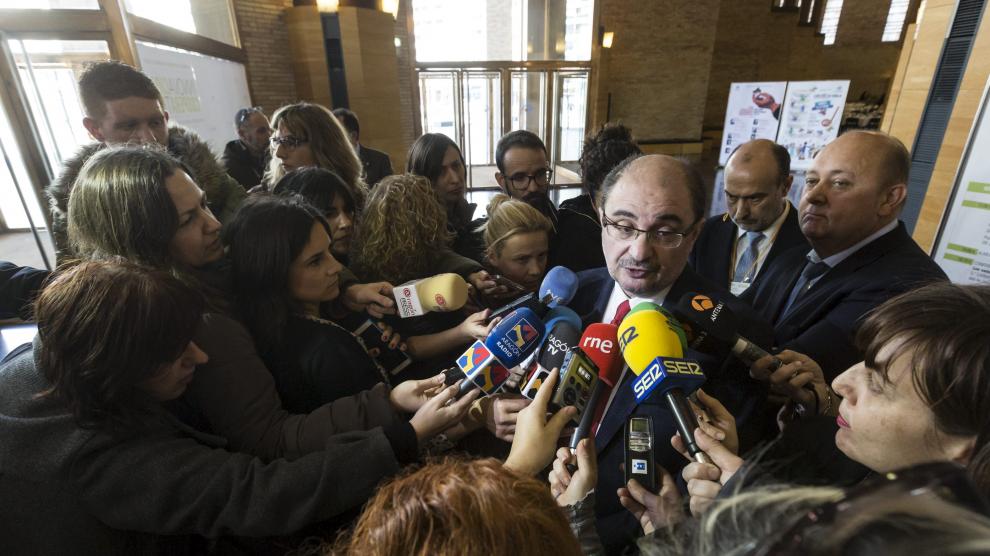El presidente de Aragón habla con los medios tras su reunión con el ministro Soria.