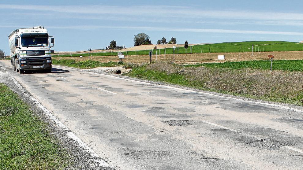 La carretera está plagada de baches. Imagen de archivo.