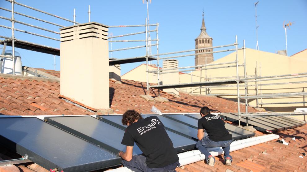 Instalación de paneles solares híbridos.