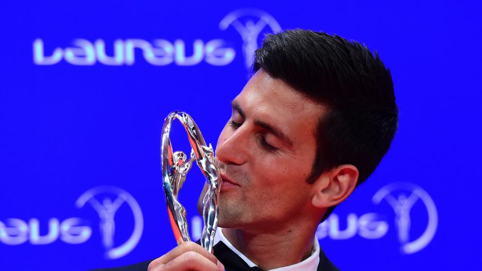 Novak Djokovic posa con su premio Laureus al mejor deportista masculino del año.