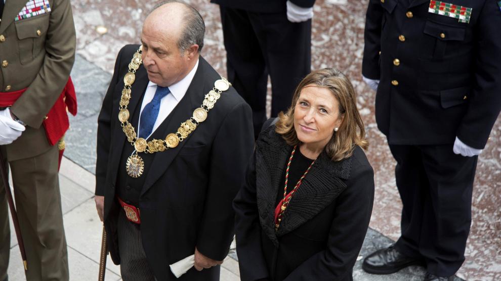 El alcalde de Granada, José Torres Hurtado, y la concejal de Urbanismo, Isabel Nieto.