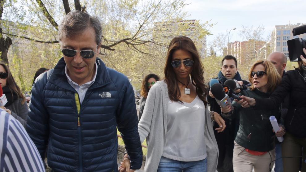 El periodista Paco González, acompañado de su esposa Mayte, a su llegada hoy a la Audiencia de Madrid que juzga a Lorena G.F.